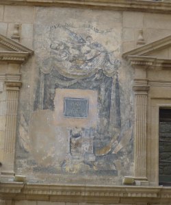 Pintura al·legòrica  a la pau, la unió i la llibertat a la façana de l'Ajuntament.