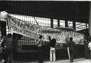 Pancarta contra les bandes feixistes.